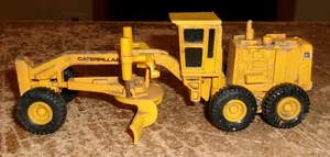 1/64 ertl CAT road grader has play wear good used - Picture 1 of 6