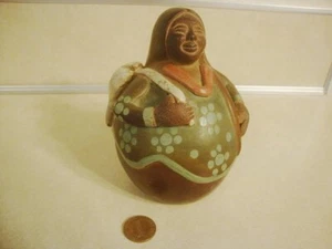 De colección Chulucanas Perú Mujer Peruana con PECES Arte Cerámica Artista ¡Firmado! - Imagen 1 de 5