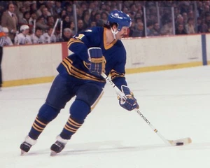GIL PERRAULT Photo in action HOF Buffalo Sabres (c) - Picture 1 of 1