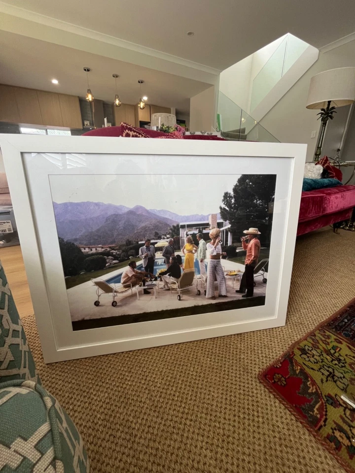 Slim Aarons池畔相框印花  — 第 1/1 张图片