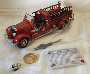 Modellino auto 1:24 Road Signature Mack Type 75BX 1935 vigili del fuoco usato /106.2 - Foto 1 di 15