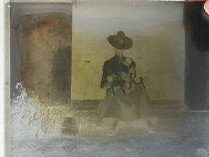 Antigua placa de vidrio negativa mujer con sombrero sentada a finales de 1800 o principios de 1900 - Imagen 1 de 5