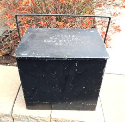 De colección. Enfriador de porche caja de leche metálica aislada Heslin Dairy New Britain, Ct Foto 1 de 4