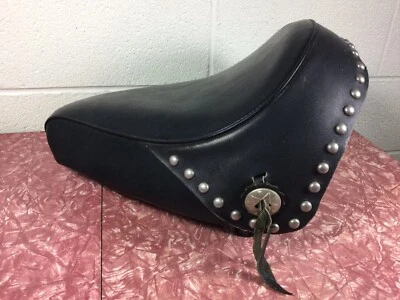 Asiento de almohada de cuero negro liso Harley Davidson con flecos de tachuelas - dañado Foto 1 de 4