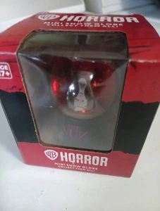 Warner The Brothers Horror Nonne Mini Schneekugel Neu Originalverpackt Versiegelt - Bild 1 von 8