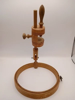 Aro de madera bordado vintage con abrazadera de mesa estilo. Buen estado. 8" de diámetro. Foto 1 de 4