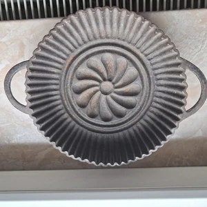 Antike Backform 2 Henkel aus Gusseisen mit Wandaufhängung 2,6 Kilo Gugelhupf - Bild 1 von 7