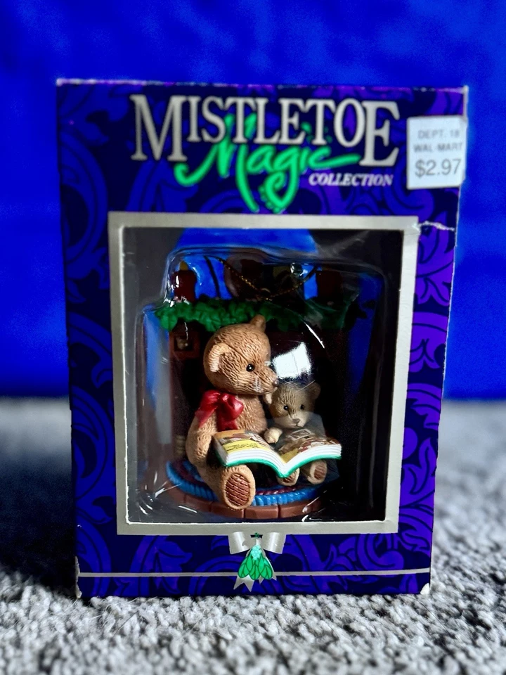 Colección Mágica Muérdago Adorno De Colección 2 Osos Lectura por Chimenea Nuevo En Caja Foto 1 de 4