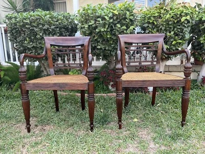 Par de sillas de caña de madera vintage Foto 1 de 4