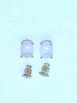Aretes chapados en oro con incrustaciones de ágata y jade blanco Foto 1 de 2
