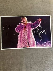 Taylor Swift - Poster Tour Firmato e Autenticato a Mano 11x17 con COA - Spedizione Gratuita - Foto 1 di 4