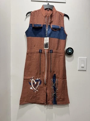 Nuevo con etiquetas Vestido/Chaleco Iona Sin Mangas - Parche Familiar Elegido y Detalle de Cadena - Óxido/Denim Foto 1 de 3