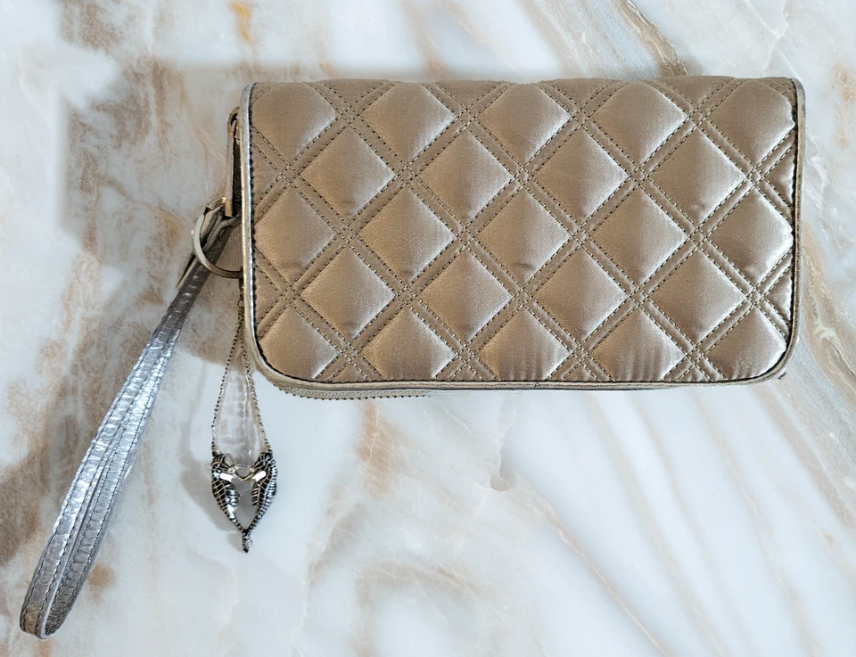 JACOBS от Marc Jacobs молнии вокруг выстеганный атласный бежевый/серебро бумажник / кошелек с ремешком - Изображение 1 из 4