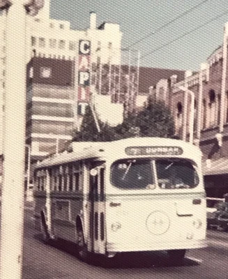 Trolebús Hydro Trackless 1973 BC #2151 Vancouver Canadá foto instantánea en color Foto 1 de 3