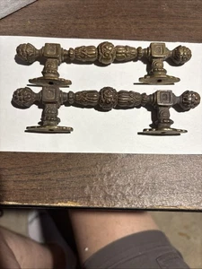 2 cabinas de latón Hvy ornamentadas vintage. Tiradores de armario 6” de largo 3 1/2” centavo 2 centavos - Imagen 1 de 6