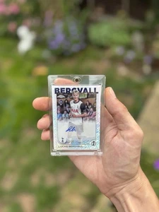 Topps Chrome UCC 24/25 Lucas Bergvall Rookie Topps Refractor Auto Numbered /52 - Picture 1 of 2