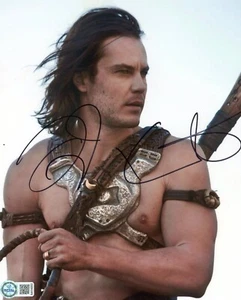 Taylor Kitsch Signed 10x8 John Carter Photo AFTAL Authentication AA14053 - Foto 1 di 2