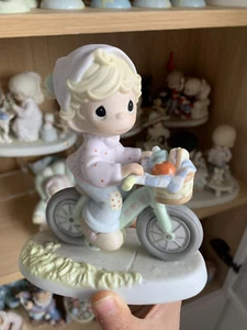 Precious Moments Niña en Bicicleta Colección Compras Adorno Cerámico - Imagen 1 de 6