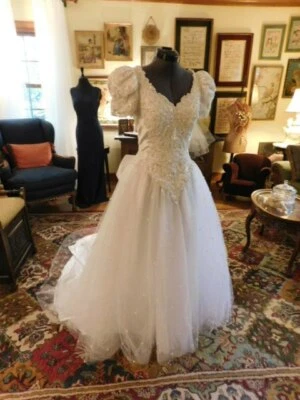 PRECIOSA FALDA "MORI LEE" VINTAGE BLANCA SATINADA CON CUENTAS CORPIÑO Y TUL CON CUENTAS 8 Foto 1 de 4