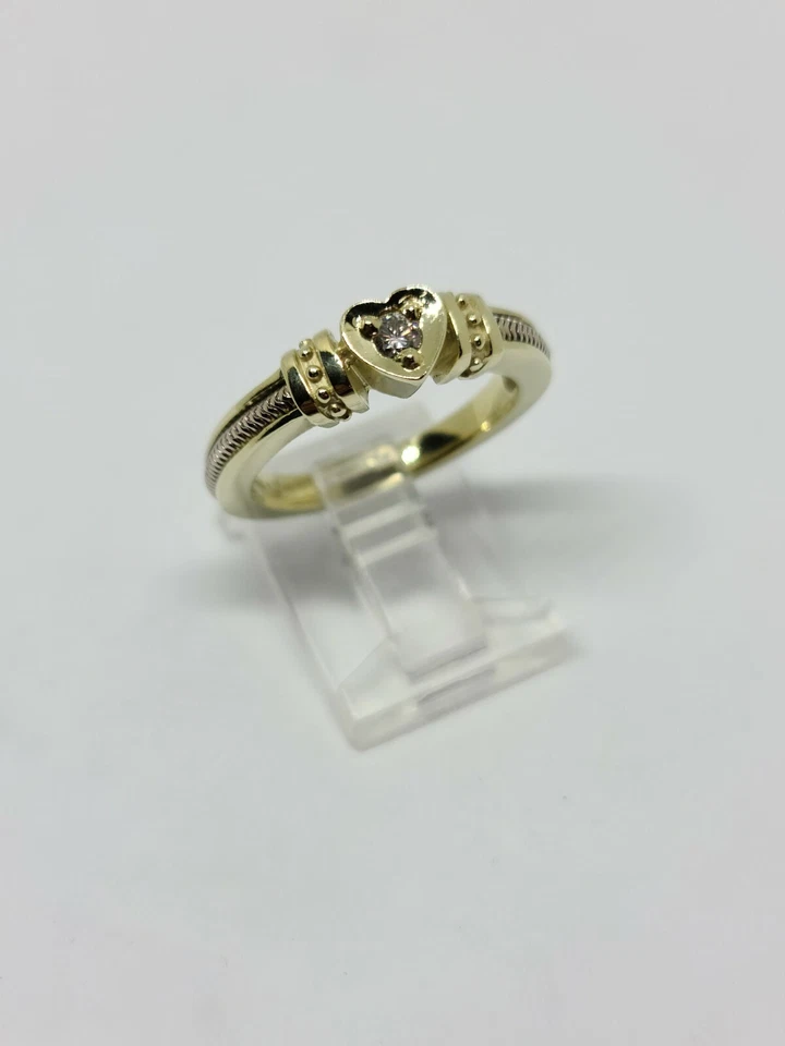 Anillo con banda de diamantes y corazón de oro amarillo de 14 quilates tamaño 7,75 precio de venta sugerido por el fabricante 2.250 USD Foto 1 de 4