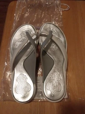 女式雅芳白色和银色凉鞋 M 码 7-8 全新! — 第 1/3 张图片