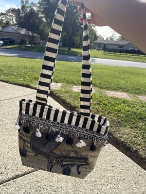 Bolso de Mano Hecho a Mano Negro Blanco Rayas Tapicería Borla Piano Musical Estampado Foto 1 de 4