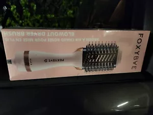 FOXYBAE BLOWOUT DRYER BRUSH/ BLUSH/ Professional All-In-One Styler/ NEW! - Picture 1 of 2