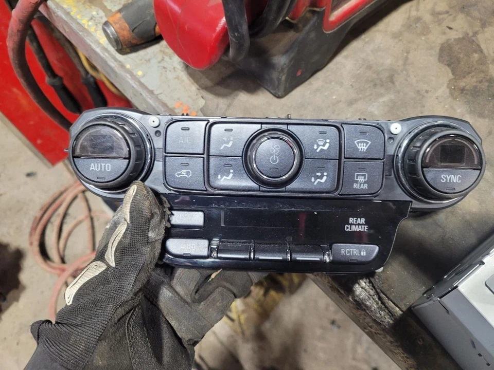 Temperature Control Dash Mounted ID 84258727 Fits 17-20 SUBURBAN 1500 2063827 - Image 1 of 3