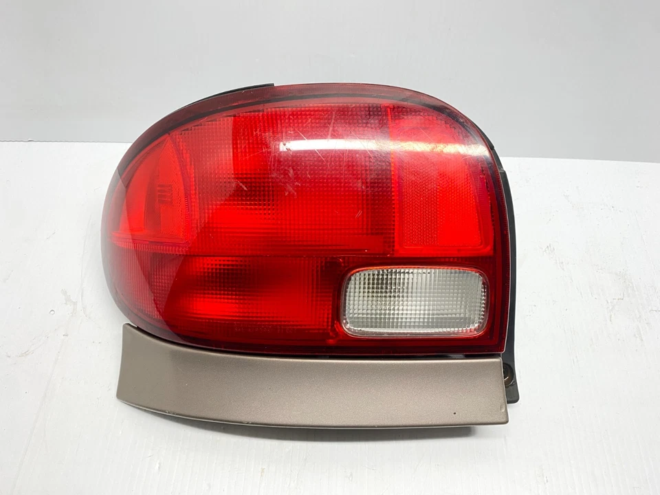 1995-2001 CHEVROLET GEO METRO LEFT DRIVER SIDE TAIL LIGHT LAMP - OEM 166-60245L - Image 1 of 4