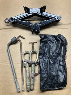 06-15 Mazda Miata MX-5 Juego de herramientas de gato de tijera Juego de ganchos de remolque Foto 1 de 4