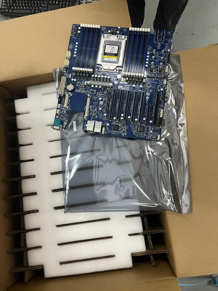 Gigabyte mz32-001 motherboard Rev 1.0 for supports the 7001 7002 7003 seriescpu - Image 1 of 1