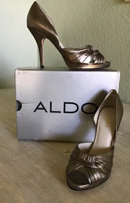 Tacones de aguja ALDO talla 9M cuero dorado punta abierta devoluciones en tienda Foto 1 de 4