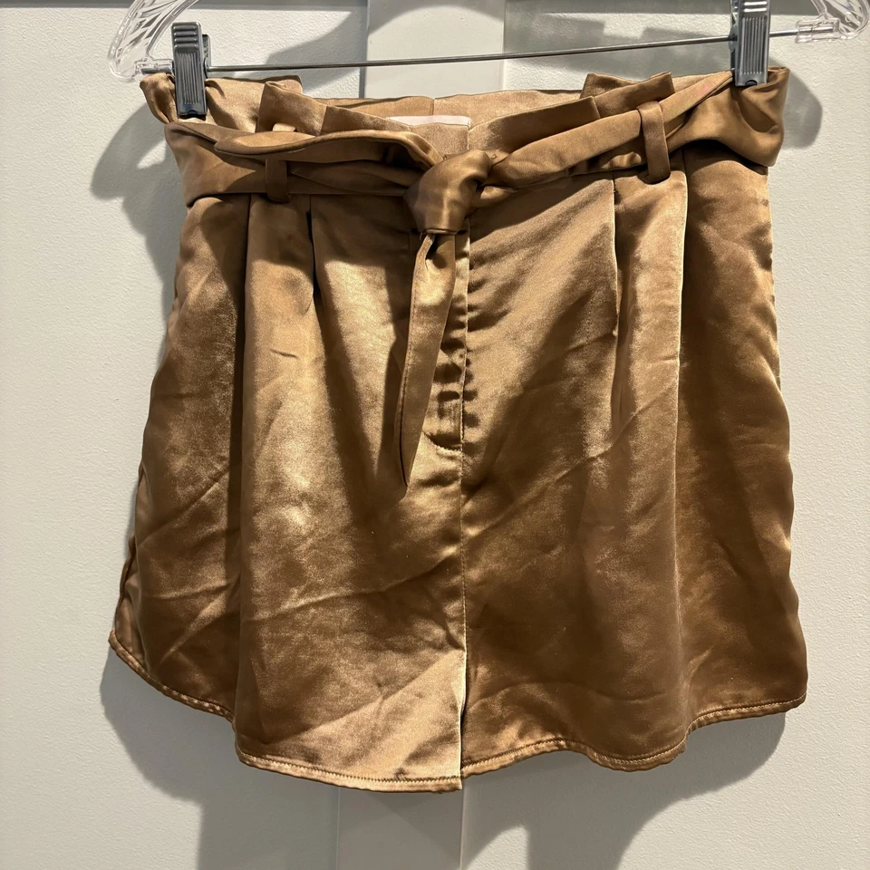 Pantalones cortos Lovers + Friends para mujer pequeños dorados satinados bolsa de papel cintura corbata cinturón bolsillos Foto 1 de 4