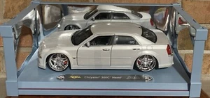 CHRYSLER 300C HEMI WHITE MAISTO LUXURY DIE-CAST COLLECTION 1:18 SCALE - Picture 1 of 12