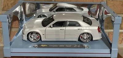 CHRYSLER 300C HEMI  WHITE MAISTO LUXURY DIE-CAST COLLECTION 1:18 SCALE   - Image 1 of 4