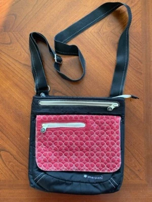 Sherpani Mujer Jag LE Bolso Bandolera Bolso Rojo Negro Bordado Acolchado Foto 1 de 4