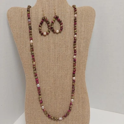 Juego de collar y pendientes enchapados en oro con perlas de zoisita y agua dulce de 34" Foto 1 de 4