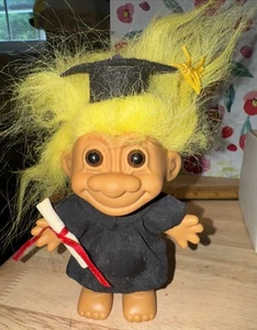 De colección Russ Berrie Troll Negro Graduación Vestido Sombrero Diploma Amarillo Pelo Adhesivo - Imagen 1 de 5