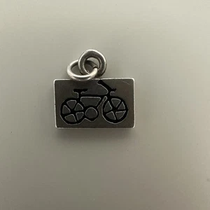 Colgante de bicicleta rectangular pequeño vintage de plata de ley de 1/2" de largo - Imagen 1 de 5