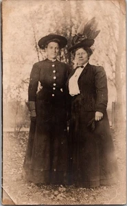 CARTOLINA RPPC donna grandi cappelli fantasia abiti outdoor Ki11 - Foto 1 di 2