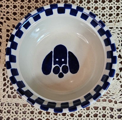 Plato de comida vintage de cerámica a cuadros azul y marfil para perros con lados con estampado de patas Foto 1 de 4
