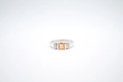 Anillo de oro blanco de 14 quilates con detalles de citrino y diamantes talla princesa Foto 1 de 4