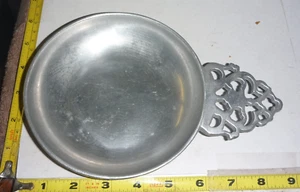 De colección Peltre RWP Wilton Porringer/Cuenco con Mango Festoneado - EE. UU. ~6" Diámetro, 81/4"L - Imagen 1 de 7