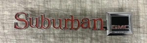 Emblema de puerta trasera suburbana GMC 1975-88 USADO FABRICANTE DE EQUIPOS ORIGINALES 14016615 - Imagen 1 de 3
