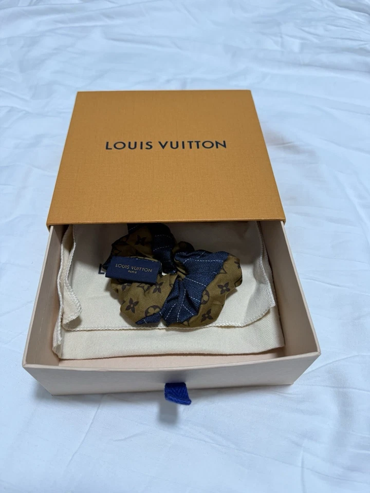 LOUIS VUITTON FITA DE CABELO SCRUNCHIE MARROM DENIM MONOGRAMA SEDA EXCELENTE - Imagem 1 de 3