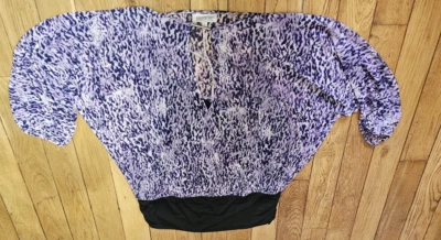 Top Jennifer Lopez púrpura estampado animal grande reunido en las caderas Foto 1 de 4