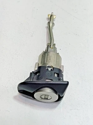 TOYOTA CAMRY MAÇANETA DE CILINDRO DE TRAVA LATERAL DO MOTORISTA FRONTAL SEM CHAVE FABRICANTE DE EQUIPAMENTO ORIGINAL 2018-2024 - Imagem 1 de 4