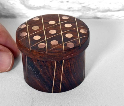 Vintage Wooden Brass Inlaid Small Dice Pot. 5cm Diameter, 4cms Tall. Charming - Image 1 of 2