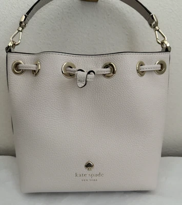 Nuevo con etiquetas Bolso Cubo Kate Spade Emma Pequeño Cuero Guijarro Asa Superior $379 Pergamino Foto 1 de 4