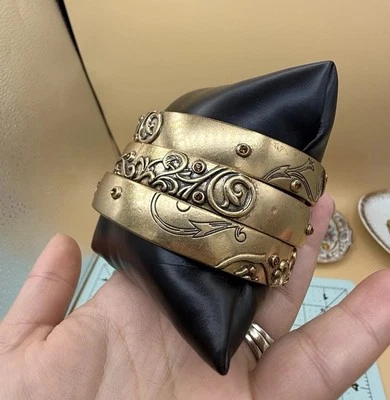 Juego de tres brazaletes Chicos pedrería flores 8 pulgadas tono dorado ornamentado Foto 1 de 4